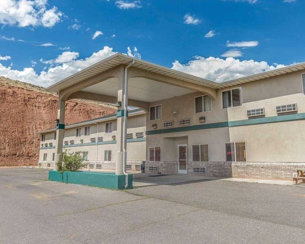 Quality Inn & Suites Salina National Forest Area Exterior photo