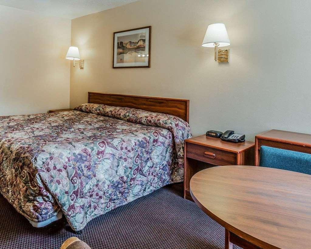 Quality Inn & Suites Salina National Forest Area Room photo