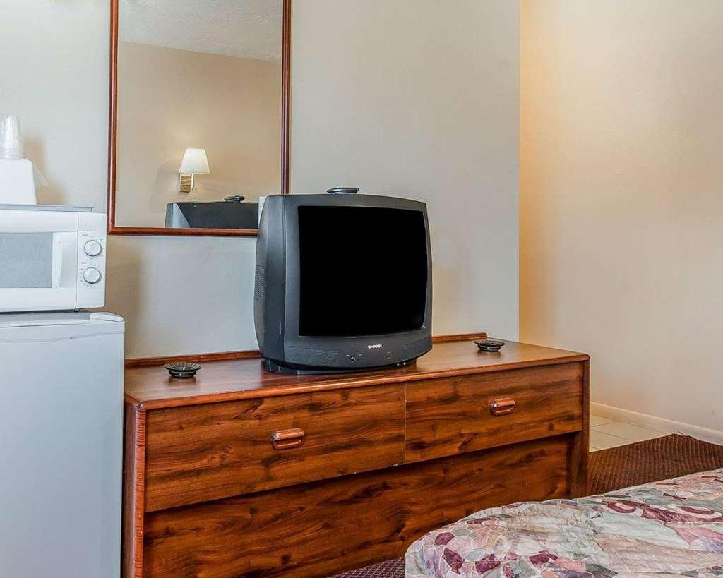 Quality Inn & Suites Salina National Forest Area Room photo
